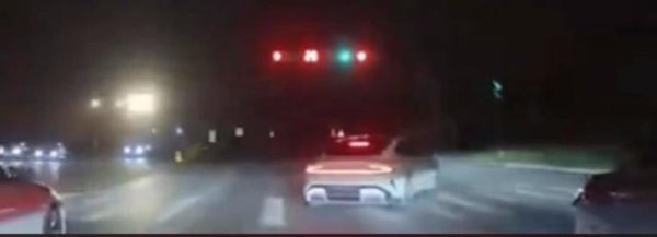 珺牛策略 西安警方通报20岁男子开无牌车在十字路口疯狂漂移闯红灯：行拘10日，扣6分并罚款